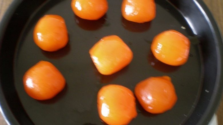 红曲粉蛋黄酥,放烤箱里160度烤8分钟没有预热烤箱。直接烤的