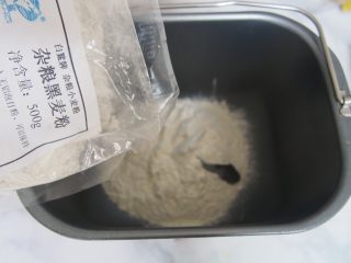 黑麦红枣核桃卷,将高筋面粉、杂粮黑麦粉称量好，倒入面包机桶中。