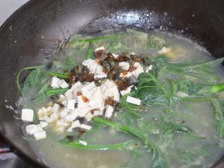上汤南瓜尖,加入皮蛋粒和豆腐粒、加盐调味，喜欢的话再加一点白胡椒粉。