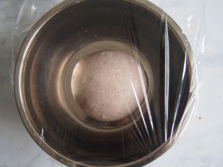 黑麦红枣核桃卷,面团放入盆中，盖上保鲜膜发酵至2倍大。