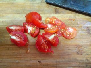 酸菜鱼,西红柿洗净，切成小块小块的备用。