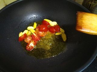 酸菜鱼,把西红柿下入锅里，让西红柿的汁水出来。