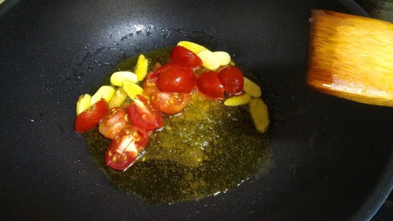 酸菜鱼,把西红柿下入锅里，让西红柿的汁水出来。