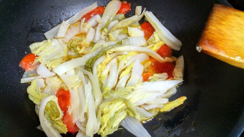 酸菜鱼,把酸菜下入锅里，翻炒一会。
