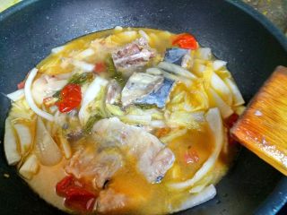 酸菜鱼,往锅里加入清水，把鱼骨煮至发白。