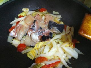 酸菜鱼,下入鱼骨，让鱼骨和酸菜一起翻炒。