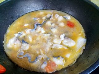 酸菜鱼,把鱼肉放下锅中，轻轻分开鱼肉。让鱼肉煮制发白。