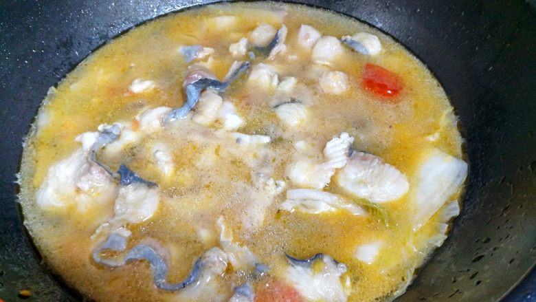 酸菜鱼,把鱼肉放下锅中，轻轻分开鱼肉。让鱼肉煮制发白。