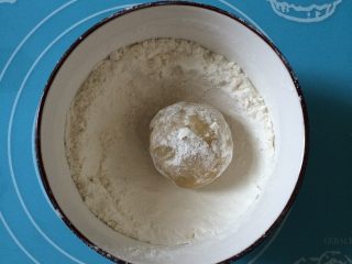 豆沙馅月饼,外面滚一下面粉，抖落多余的面粉