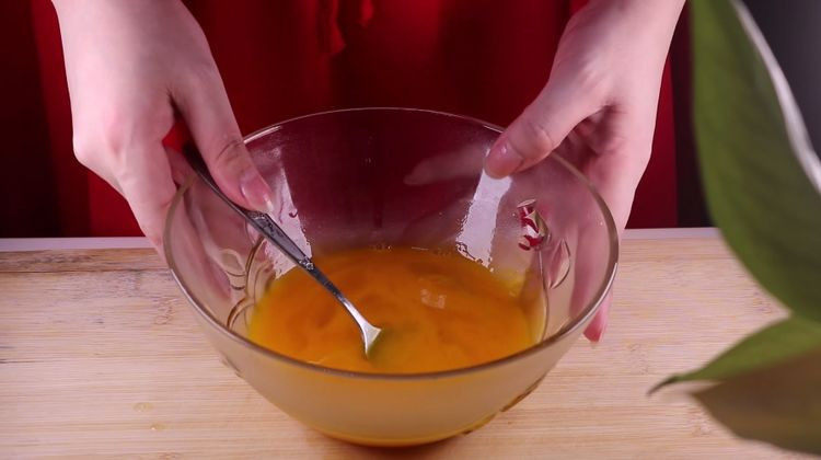 一碗面2个蛋，不加一滴水，做出美味的面食,用勺子将蛋液拌匀备用。