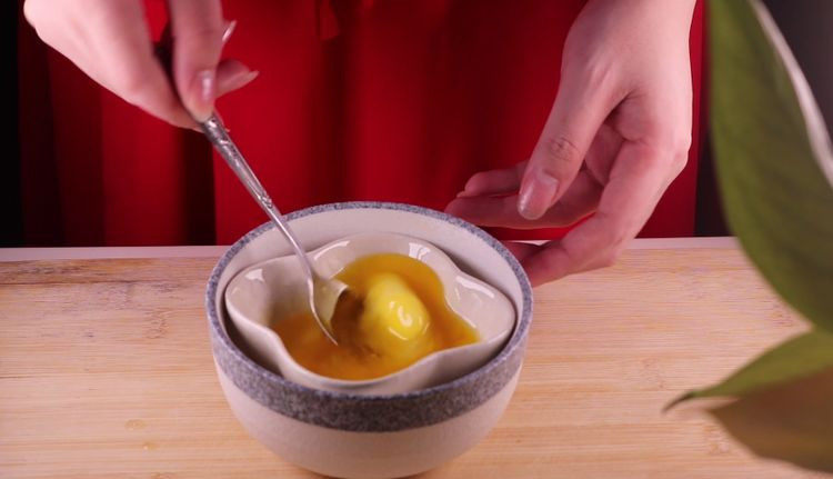 一碗面2个蛋，不加一滴水，做出美味的面食,黄油受热融化，将融化好的黄油取出备用。