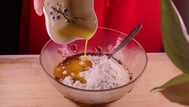 一碗面2个蛋，不加一滴水，做出美味的面食,将融化好的黄油倒入面粉中。