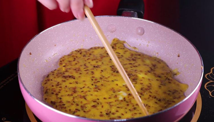 一碗面2个蛋，不加一滴水，做出美味的面食,将面糊在锅中均匀的摊开，尽量摊的薄一些。