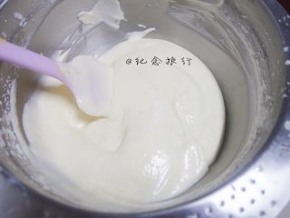 懒人免搅打香草冰淇淋,加入蛋黄奶液跟淡奶油混合均匀