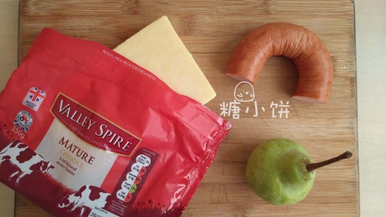 【京味面包】, 这是我用的材料：奶酪、德式香肠和梨。
梨子我买不到京白梨，超市有啥用啥~奶酪我用的熟制的车达
