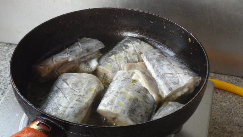 葱烧带鱼, 热锅凉油，放入带鱼煎