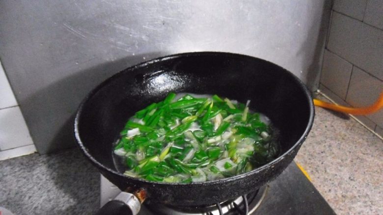 葱姜虾爬子, 锅烧开水，放入葱姜煮1分钟 