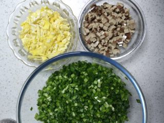 彩色双拼水饺,韭菜洗净切碎，鸡蛋炒熟冷却后却丁