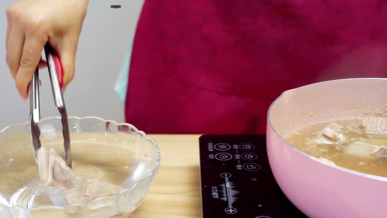 让汤汁更易吸收——黄豆炖排骨,放入清水再次清洗