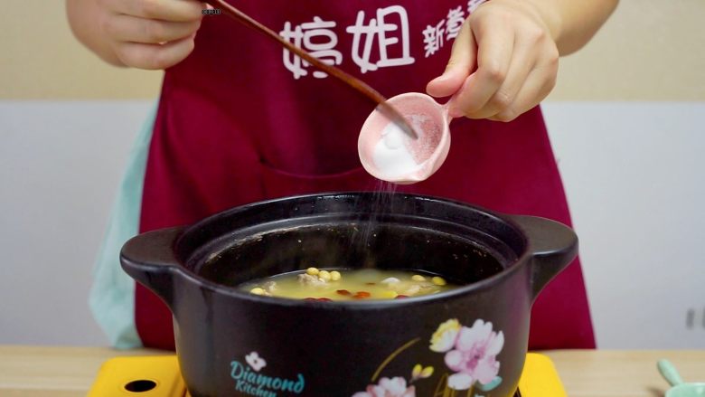 让汤汁更易吸收——黄豆炖排骨,2小时后，放入适量盐调味