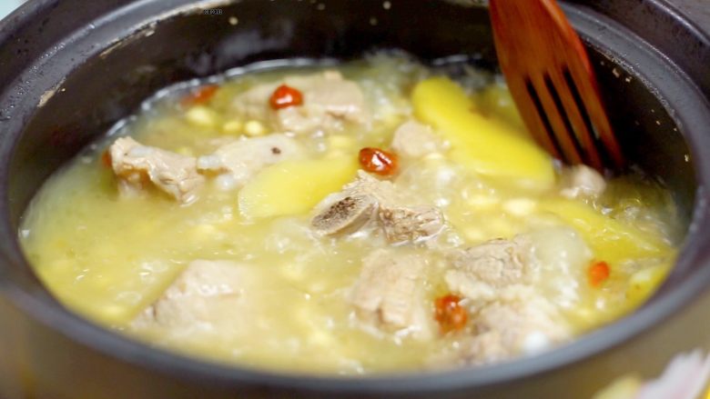 让汤汁更易吸收——黄豆炖排骨,再大火煮10分钟，这时候浓浓白白的黄豆排骨汤基本上就好啦