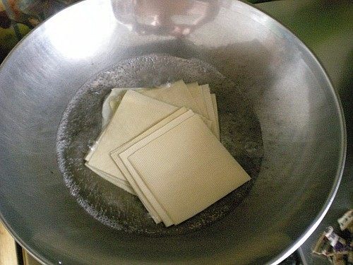 酱鸭脖豆腐卷菜口口留香,<a style='color:red;display:inline-block;' href='/shicai/ 480'>干豆腐</a>买回来是熟的，切成小方块。最好用开水在煮开锅食用，夏季吃豆腐类别的、还是要注意夏季的卫生安全，在煮一次。