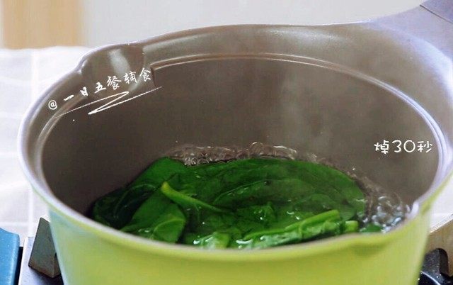 猪肝木耳菜饼,木耳菜在开水里焯30秒。