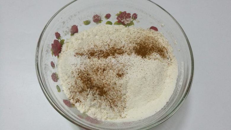 葡萄干甜饼,低筋面粉过筛，加入无铝泡打粉、小苏打粉、肉桂粉。