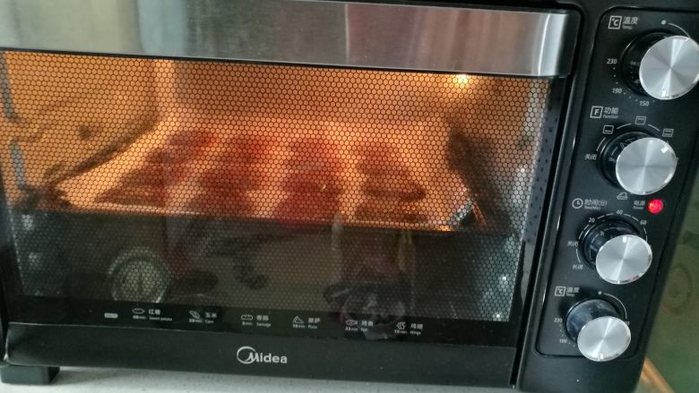 葡萄干甜饼,烤箱150度预热，中层烤20分钟左右即可。