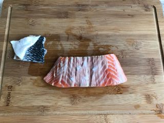 迷迭香烤三文鱼,新鲜的三文鱼柳洗净后去皮。