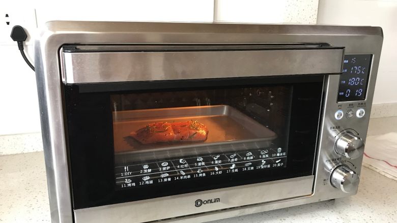 迷迭香烤三文鱼,放入事先上管175度下管180度预热好的东菱岩烤烤箱内，烘烤20分钟左右。