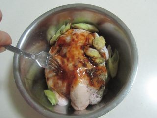 烤鸡（电饭煲版）,用叉子在鸡的表面多扎些小孔；