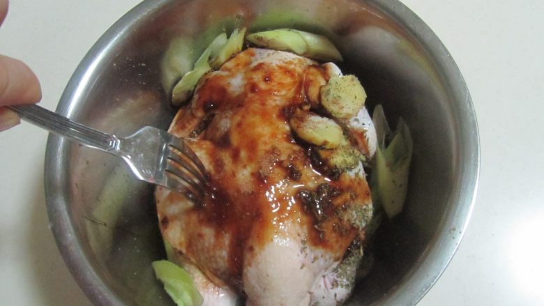 烤鸡（电饭煲版）,用叉子在鸡的表面多扎些小孔；