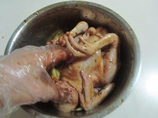 烤鸡（电饭煲版）,带上一次性手套帮助其入味， 腌制一、两个小时， 注意中间翻动下；