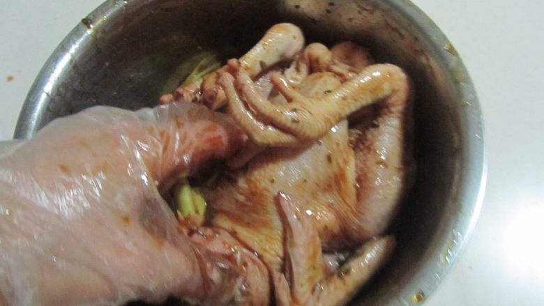 烤鸡（电饭煲版）,带上一次性手套帮助其入味， 腌制一、两个小时， 注意中间翻动下；