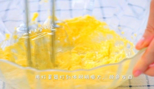 海苔肉松条,软化后的黄油加入糖和盐，用打蛋器打到体积稍膨大，颜色发白。
🌻小贴士：软化好的黄油，手指头轻松能戳动。