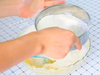 海苔肉松条,低筋面粉过筛加入黄油中。