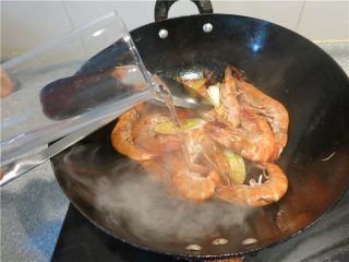 香辣油爆海虾,放入适量的热水，水的用量不要漫过虾