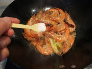 香辣油爆海虾,加入少许的盐
