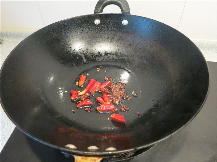老黄瓜也有春天---黄瓜鸡翅,热锅凉油放入花椒辣椒爆香