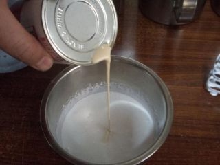 一分钟学会网红招牌奶盖茶，做法很简单！,加入淡奶或者牛奶，比例奶油：淡奶=1：2