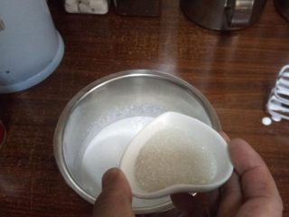 一分钟学会网红招牌奶盖茶，做法很简单！,加入食盐，因为奶盖是一种咸奶油，如果食盐可以较大，可以事先研磨一下。