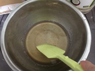 蛋黄莲蓉月饼,将转化糖浆、花生油倒入小盆中，充分搅拌均匀至乳化状态