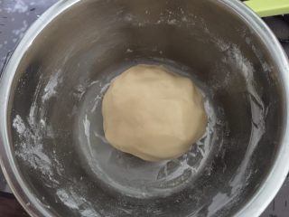 蛋黄莲蓉月饼,拌成软硬适当的面团，静置20分钟