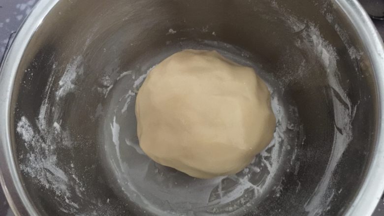 蛋黄莲蓉月饼,拌成软硬适当的面团，静置20分钟