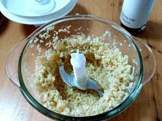 蒜蓉辣椒酱,同生姜的方法一样，把大蒜打碎备用。