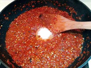蒜蓉辣椒酱,炒至所有味道融合在一起，时间大概10分钟的样子，加入些盐和白醋调味