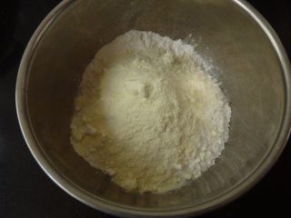 红枣核桃糯米糍,米粉、粘米粉、奶粉、糖放一碗内