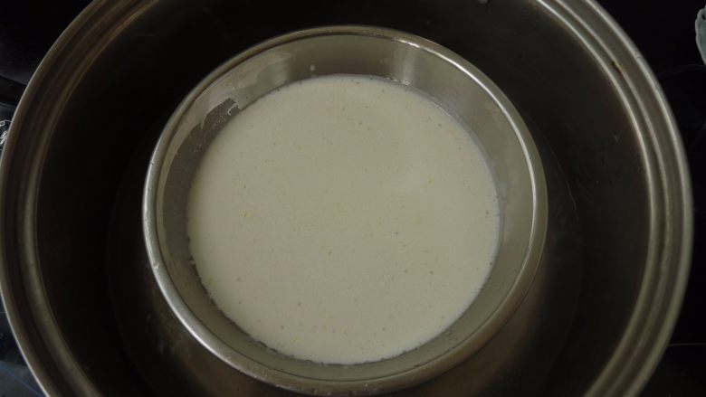 红枣核桃糯米糍,粉浆沸水入锅
