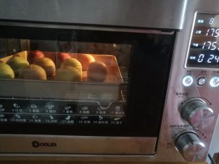 彩色蛋黄酥,23.放入预热好的烤箱，上下火170度，25分钟即可